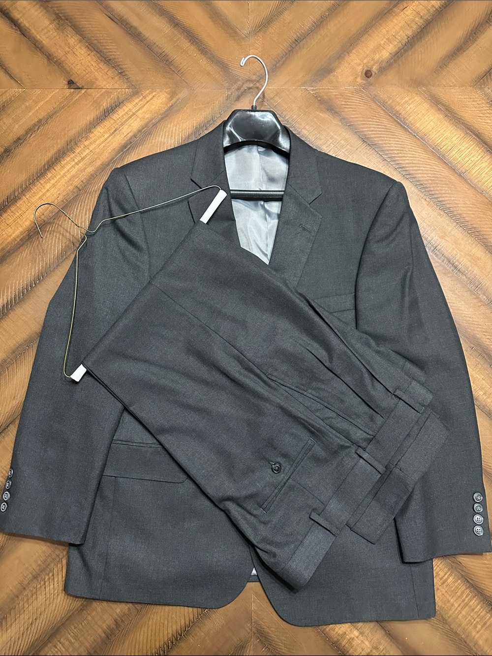 Saddlebred Men's Charcoal Gray Two-Piece Suit Jacket & Trousers.  44S 34x30